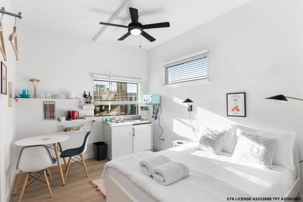 Micro Studio With Balcony & Pool View - Walk To Ot スコッツデール エクステリア 写真