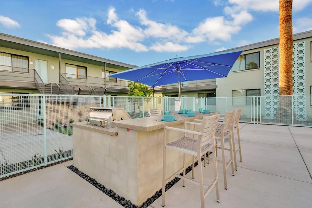 Micro Studio With Balcony & Pool View - Walk To Ot スコッツデール エクステリア 写真
