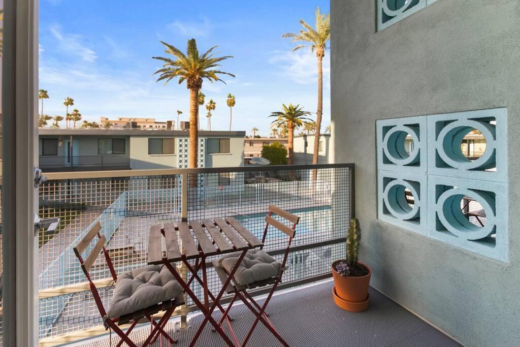 Micro Studio With Balcony & Pool View - Walk To Ot スコッツデール エクステリア 写真