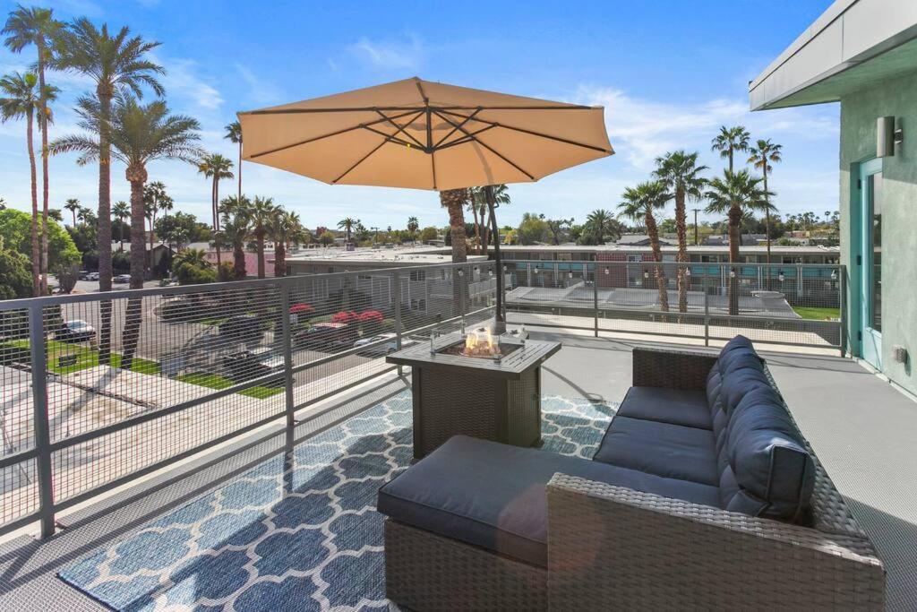 Micro Studio With Balcony & Pool View - Walk To Ot スコッツデール エクステリア 写真